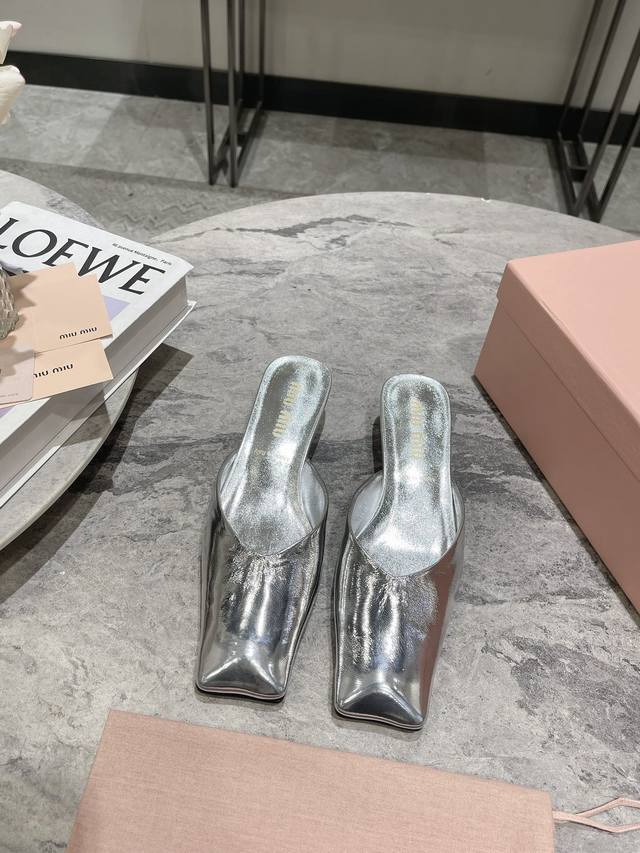 Miu Miu 24春夏新款复古方头粗跟凉拖 简单又经典 时髦复古vintage Miumiu中古鞋 非常百搭 不挑人 穿着不累脚 绝对入手不亏的一双！ 面料: